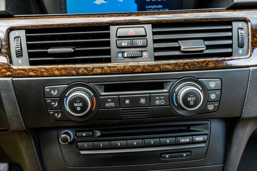 Детали интерьера BMW M3 Coupe (E92) 2009 года  (фото 48 из 69)